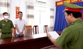 Tiếp tay cho hiệu trưởng tham ô, hai người bị bắt