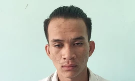 Bị yêu cầu đo thân nhiệt, 2 thanh niên vác dao chém cán bộ phòng dịch 