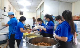 Suất cơm nóng hổi phục vụ sĩ tử sau giờ thi