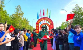 Hàng nghìn thanh niên ĐBSCL lên đường nhập ngũ