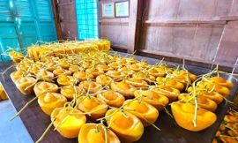 Dưa hấu thỏi vàng 'cháy' hàng ngày Tết