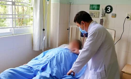 Cứu sống người đàn ông ngoại quốc bụng to khổng lồ suýt vỡ