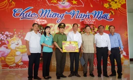 Thiếu tướng Đinh Văn Nơi trao hơn 2.000 phần quà Tết tại An Giang, Cần Thơ