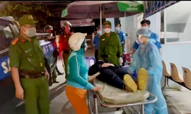 Thai phụ được cảnh sát 113 dùng xe chuyên dụng đưa đến bệnh viện cấp cứu kịp thời.