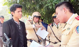 Triệu tập lái xe nhổ bọt trước mặt cảnh sát