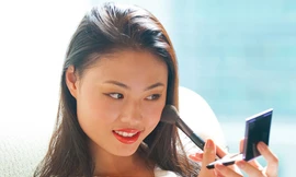 Mai Giang điệu đà tự trang điểm