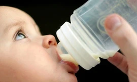 Khuyến cáo không sử dụng bình sữa bằng nhựa