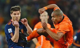 Côn đồ sân cỏ hiền như thỏ ở nhà