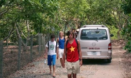 Bị ném tiền bo vào mặt, khách Pháp choáng váng