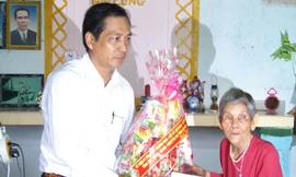 Phó Chủ tịch UBND tỉnh Cà Mau Trần Hồng Quân tặng quà mẹ VNAH Lâm Thị Ba. Ảnh: camau.gov.vn