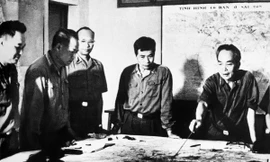 Đại tướng Võ Nguyên Giáp và các lãnh đạo Quân ủy Trung ương theo dõi diễn biến Chiến dịch Hồ Chí Minh năm 1975. Ảnh: TTXVN 