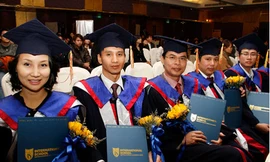 Học viên nhận bằng Thạc sĩ Quản trị Kinh doanh tại Khoa Quốc tế ĐHQG Hà Nội 