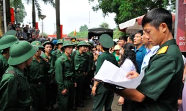 Thanh niên trên địa bàn TP Hà Nội lên đường thực hiện nghĩa vụ quân sự. Ảnh: Công Khanh