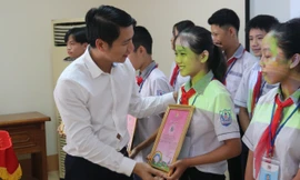 Anh Nguyễn Ngọc Lương, Bí thư T,Ư Đoàn, Chủ tịch Hội đồng Đội T.Ư trao chứng nhận cho các bạn thí sinh xuất sắc tham gia vòng chung kết toàn quốc