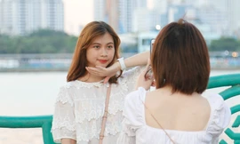 Các bạn trẻ tạo dáng chụp ảnh bên ở Hồ Tây, Hà Nội