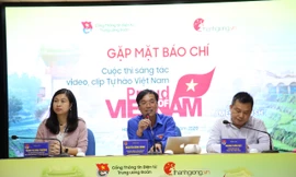 Anh Nguyễn Bình Minh, Chánh Văn phòng T.Ư Đoàn, Trưởng Ban biên tập Cổng thông tin điện tử T.Ư Đoàn giới thiệu về Cuộc thi sáng tác video, clip Tự hào Việt Nam bằng tiếng Anh. Ảnh: Lâm Đăng Hải