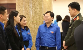 Anh Nguyễn Anh Tuấn, Ủy viên T.Ư Đảng, Bí thư thứ nhất T.Ư Đoàn, Chủ tịch Hội LHTN Việt Nam trao đổi với thanh niên tại hội thảo. Ảnh: Như Ý