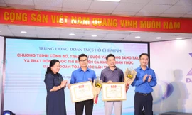 Bí thư T.Ư Đoàn Nguyễn Tường Lâm (ngoài cùng bên phải) trao giải cho tác giả ca khúc chính thức Đại hội Đoàn toàn quốc lần thứ XII "Sứ mệnh Thanh niên". Ảnh: Lâm Đăng Hải