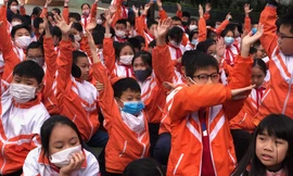 Các em học sinh trường Tiểu học Dịch Vọng B tham gia giao lưu tại Vòng chung kết, trao giải cuộ thi Tìm hiểu Luật Trẻ em trực tuyến. 