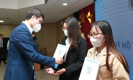 Anh Bùi Quang Huy, Ủy viên dự khuyết T.Ư Đảng, Bí thư thường trực T.Ư Đoàn, Chủ tịch T.Ư Hội SVVN trao học bổng cho sinh viên có hoàn cảnh khó khăn. Ảnh: Bảo Anh