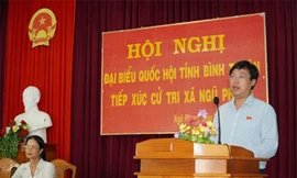 Bí thư thứ nhất T.Ư Đoàn Lê Quốc Phong tiếp xúc cử tri tại xã Ngũ Phụng, huyện đảo Phú Quý, tỉnh Bình Thuận