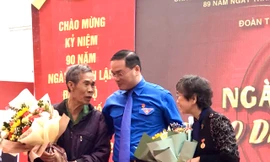 Anh Nguyễn Ngọc Việt, Bí thư Thành Đoàn Hà Nội tặng hoa cho các nhân chứng lịch sử giao lưu tại cầu truyền hình "Ngày đoàn viên - Theo dấu chân lịch sử"