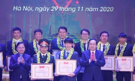 Ông Trần Thanh Mẫn, Chủ tịch Uỷ ban T.Ư MTTQ Việt Nam, anh Nguyễn Anh Tuấn, Bí thư thứ nhất T.Ư Đoàn, Chủ tịch T,Ư Hội LHTN Việt Nam trao giải thưởng "Tuổi trẻ sáng tạo" toàn quốc, năm 2020. Ảnh: Bảo Anh