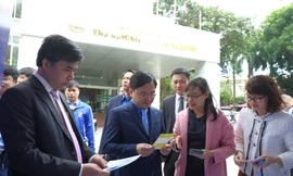 Anh Nguyễn Anh Tuấn, Bí thư Thứ nhất T.Ư Đoàn, Chủ tịch T.Ư Hội LHTN Việt Nam (thứ 2, từ trái qua) tham quan gian hàng triển làm sáng tạo tại Liên hoan "Tuổi trẻ sáng tạo" toàn quốc năm 2020. Ảnh: Bảo Anh