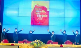 Bí thư thứ nhất T.Ư Đoàn Nguyễn Anh Tuấn (thứ 3, từ phải sang) cùng các đại biểu bấm nút ra mắt sách điện tử “Vững vàng niềm tin – Tự hào tiến bước”.