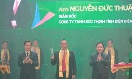 Ông Lê Minh Khái, Bí thư T.Ư Đảng, Phó Thủ tướng (bên trái); anh Nguyễn Anh Tuấn, Ủy viên T.Ư Đảng, Bí thư thứ nhất T.Ư Đoàn (bên phải) trao phần thưởng TOP 10 Doanh nhân trẻ khởi nghiệp xuất sắc 2021. ẢNH: BẢO ANH.