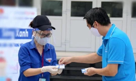 Các tình nguyện viên tại Bình Thuận được tặng sim điện thoại để phục vụ công tác phòng chống dịch bệnh