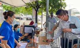 Thanh niên tình nguyện tham gia hỗ trợ phòng chống dịch bệnh tại các chốt trực.