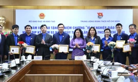 Trao tặng Kỷ niệm chương 'Vì sự nghiệp Giáo dục' cho các cán bộ Đoàn