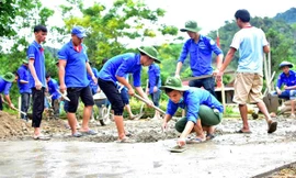 Đội thanh niên tình nguyện Đại học Huế tham gia làm đường giao thông nông thôn trong chiến dịch Thanh niên tình nguyện Hè 2018. Ảnh: Tường Vi 