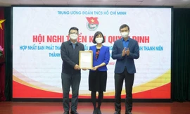 Anh Bùi Quang Huy, Ủy viên dự khuyết T.Ư Đảng, Bí thư thường trực T.Ư Đoàn trao quyết định hợp nhất Ban Phát thanh Thanh thiếu nhi và Trung tâm Truyền hình Thanh niên thành Trung tâm Truyền thông Thanh thiếu nhi.