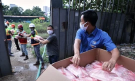 Anh Nguyễn Đức Tiến, Phó Bí thư Thường trực Thành Đoàn, Chủ tịch Hội LHTN Việt Nam TP Hà Nội mang các suất cơm trao tặng người dân trong thời điểm Hà Nội thực hiện giãn cách xã hội. 