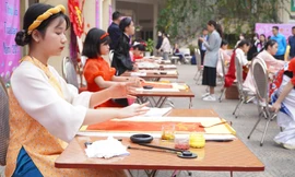  Thiếu nhi Thủ đô thi viết thư pháp trong ngày cận Tết Nguyên đán 