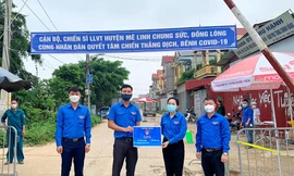 Anh Nguyễn Đức Tiến, hó Bí thư Thành Đoàn, Chủ tịch Hội LHTN TP Hà Nội trao tặng 10.000 quả trứng gà, 1.000 khẩu trang và 4 trạm rửa tay dã chiến đến nhân dân trong khu cách ly, thông qua Huyện Đoàn Mê Linh.