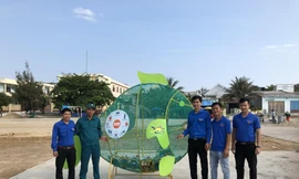 Ra mắt mô hình “Cá ăn rác” nhằm thu gom rác thải nhựa, hạn chế vứt xuống biển, tại lễ ra quân "Tháng ba biên giới"