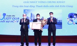 Bí thư T.Ư Đoàn Ngô Văn Cương (ngoài cùng bên phải) trao giải Nhất cho Trung tâm hoạt động Thanh thiếu niên tỉnh Kiên Giang. Ảnh: Bảo Anh