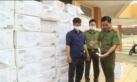 Đại diện Đoàn Thanh niên Bộ Công an thử nghiệm khẩu trang kháng khuẩn, kháng nước