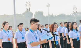 Đại biểu Đại hội Hội sinh viên Thành phố Hà Nội báo công, vào Lăng viếng Bác