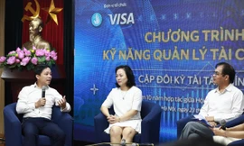 Tiến sĩ Trần Phước Huy, chuyên gia tài chính, giảng viên trường Đại học Kinh tế Quốc dân (ngoài cùng, bên trái) trao đổi tại Chương trình Kỹ năng quản lý tài chính năm 2022. Ảnh: Bảo Anh