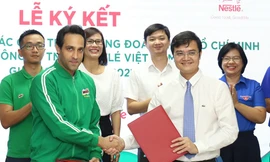 Anh Bùi Quang Huy, Bí thư T.Ư Đoàn, Chủ tịch T.Ư Hội SVVN (bên phải) thực hiện ký kết thỏa thuận hợp tác với ông Ali Abbas, giám đốc ngành hàng MILO và sữa, Nestlé Việt Nam. Ảnh: Bảo Anh