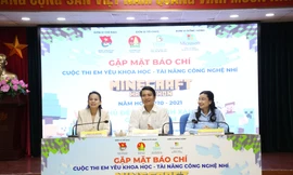 Anh Nguyễn Ngọc Lương, Bí thư T.Ư Đoàn, Chủ tịch Hội đồng Đội T.Ư chia sẻ về cuộc thi “Em yêu khoa học - Tài năng công nghệ nhí” năm học 2020 - 2021 với chủ đề “Hành tinh xanh - Green Earth”. Ảnh: Lâm Đăng Hải 