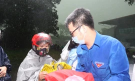 Anh Nguyễn Tường Lâm, Bí thư Chi bộ, Trưởng ban Đoàn kết tập hợp thanh niên T.Ư Đoàn, Phó chủ tịch thường trực T.Ư Hội Liên hiệp Thanh niên Việt Nam, trao quà cho công nhân tại "Gian hàng san sẻ yêu thương". Ảnh: Bảo Anh