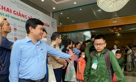 Anh Cái Quang Bình, Giám đốc Trung tâm Hỗ trợ thanh thiếu nhi Việt Nam tiễn các "chiến sĩ nhí" lên đường tham gia Học kỳ trong quân đội. Ảnh: Bảo Anh