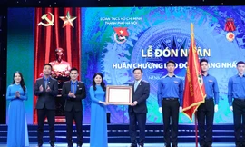 Bí thư Thành uỷ Hà Nội Vương Đình Huệ trao Huân chương Lao động hạng Nhất tới tập thể Thường trực Thành đoàn Hà Nội. Ảnh: Vương Đức