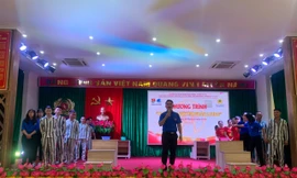 Đoàn viên, thanh niên Thủ đô giao lưu văn nghệ với các phạm nhân đang cải tạo tại TRại giam Suối Hai, Ba Vì, Hà Nội.