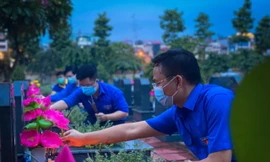 Tuổi trẻ Thủ đô thắp nến tri ân các anh hùng, liệt sĩ tại Nghĩa trang Mai Dịch, Cầu Giấy, Hà Nội, tối 23/7